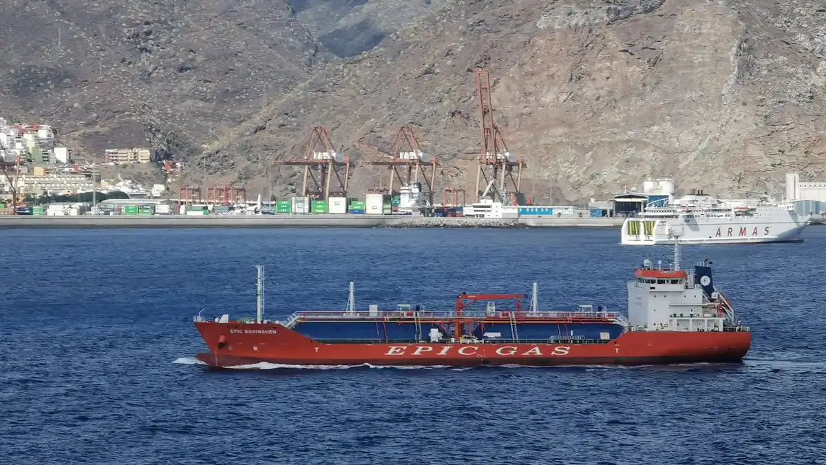 Crucero atracado en el puerto de Santa Cruz de Tenerife con el Teide al fondo